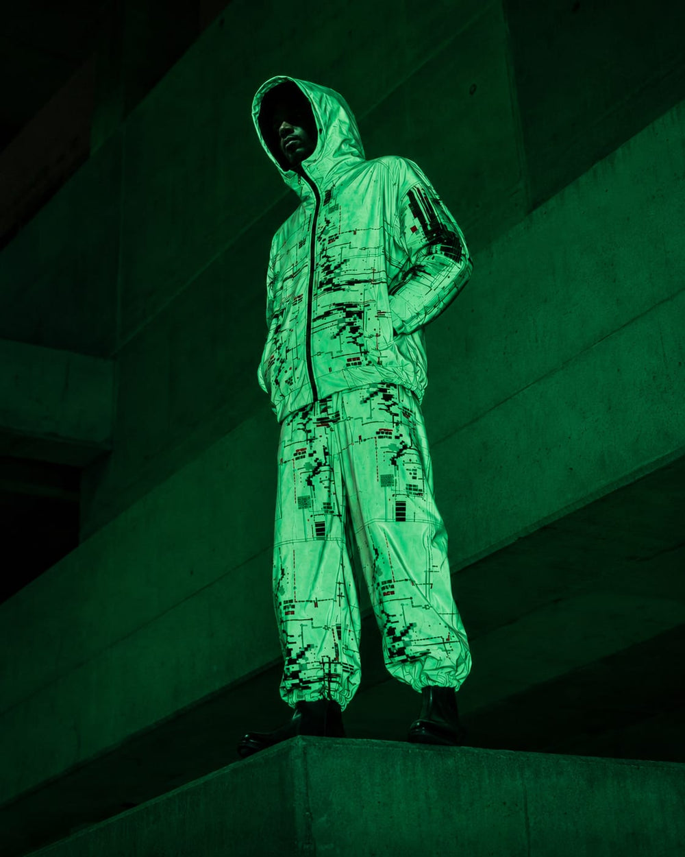 PARVANO reflective puffer hoodie, premium unisex streetwear jacket with technical reflective outer fabric